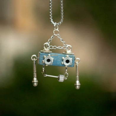 The Radio Scout No. 01 | Handcrafted Wireless-Spirit Pendant